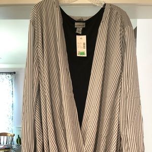 Catherine’s black and white blouse (4x)